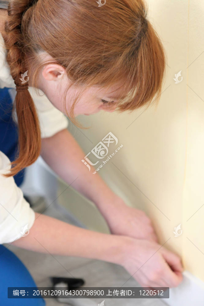 女人掩壁