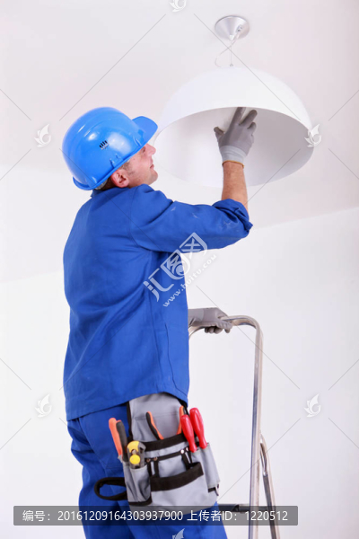 電工換燈泡