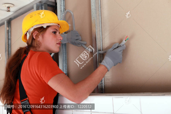 女電工工作