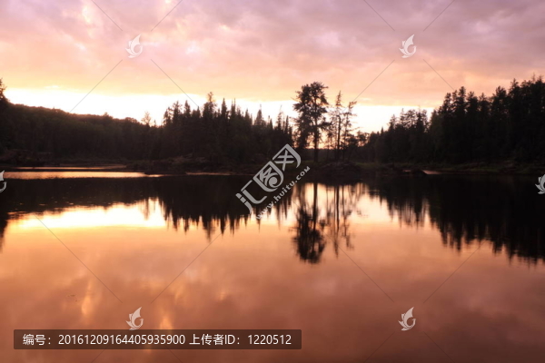 湖日出