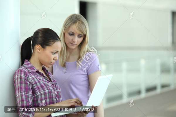 兩個女孩站在走廊里