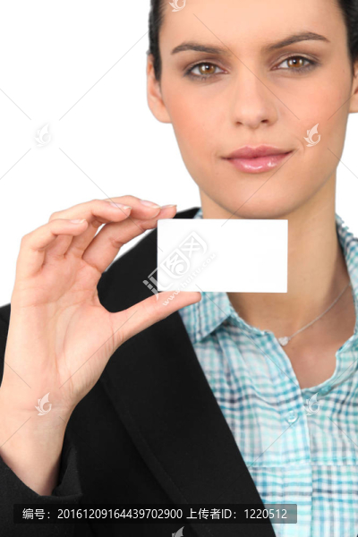 聰明的女人拿著一張空白名片