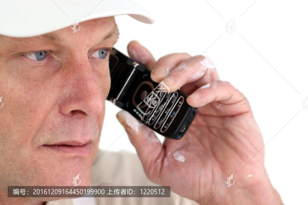 畫(huà)家停止工作接聽(tīng)電話