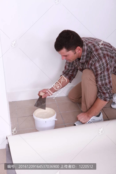 男人把地毯
