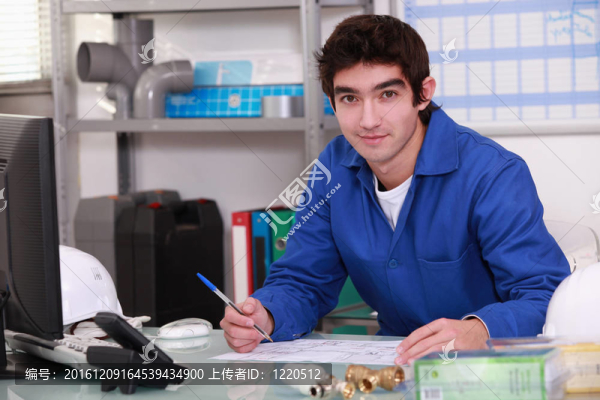 倉庫青年工人