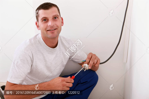 年輕人在室內(nèi)工作電線的肖像