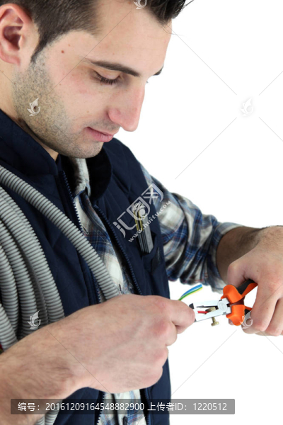 在工作的年輕電工特寫