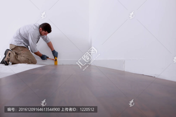 工匠鋪地板