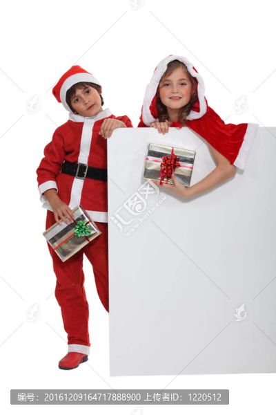 穿著克勞斯服裝的孩子們