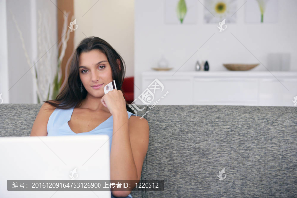 婦女使用信用卡在線