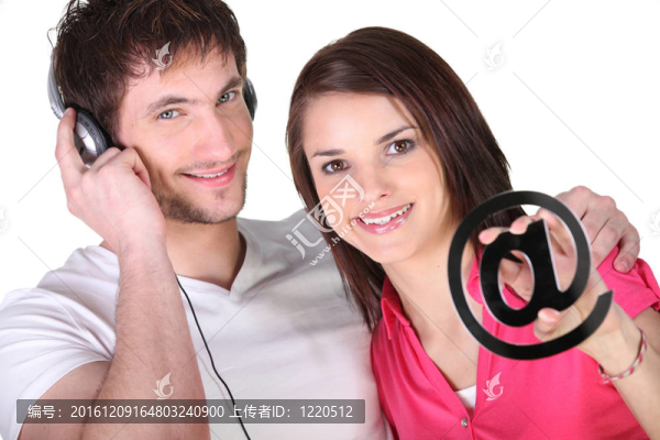 從互聯(lián)網(wǎng)下載音樂的概念鏡頭
