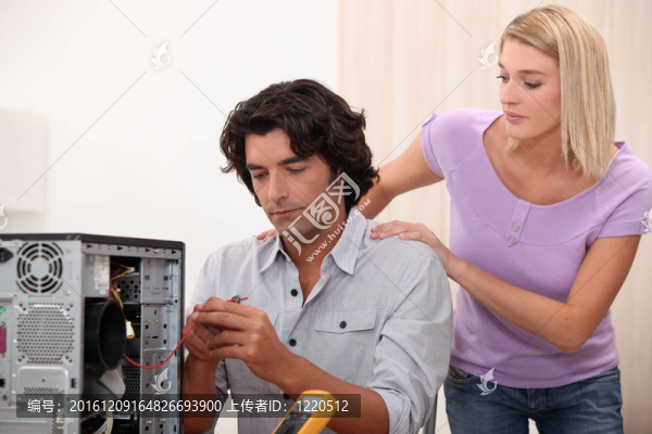 技術員為有興趣的同事修理電腦