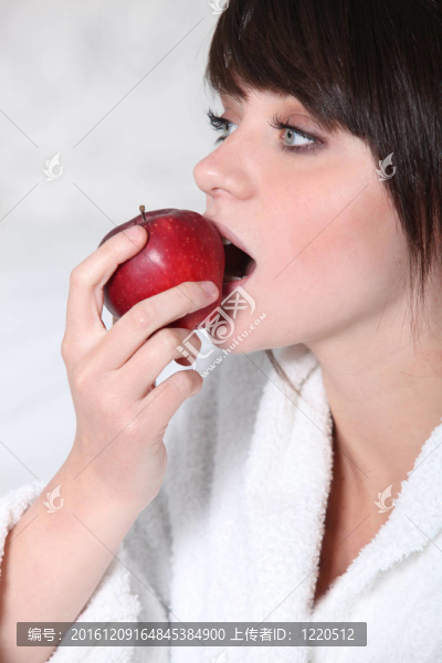 女人咬入美味的紅蘋果