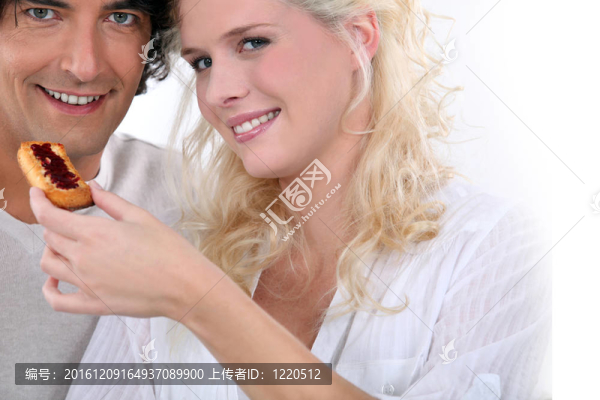 給男人一塊蛋糕的女人