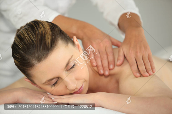 背部按摩的婦女