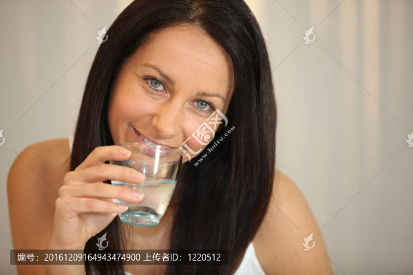 女人喝一杯水