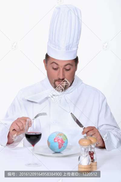 廚師廚師看著盤子里的一個小球體