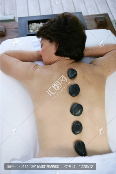 背上有熱卵石的女人