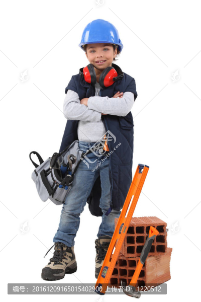 小女孩裝扮成建造者