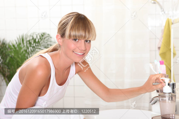 女人在浴室