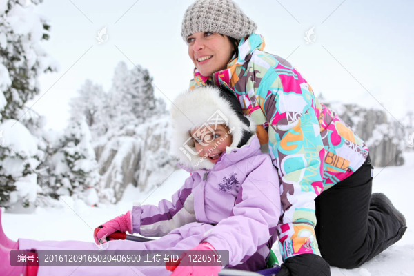 媽媽和女兒一起在雪地里玩