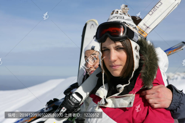 兩個(gè)女人在滑雪度假上玩得很開(kāi)心
