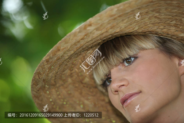 女人用草帽的肖像
