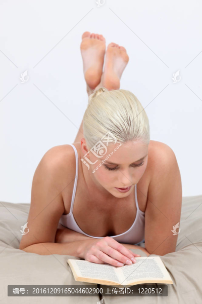 她床上可愛的金發(fā)女郎。