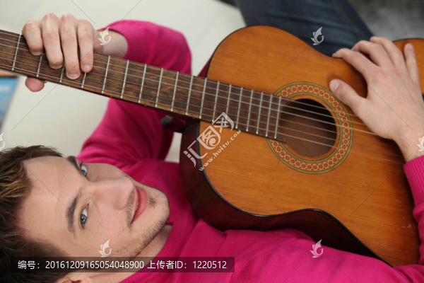男子演奏吉他