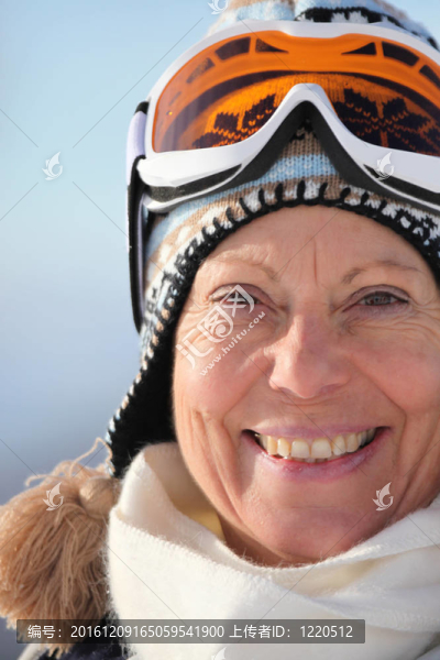 一個時髦的滑雪帽和面具的成熟女人