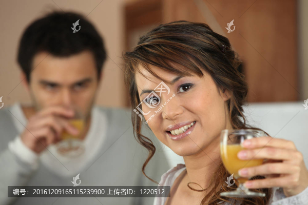 情侶喝橙汁