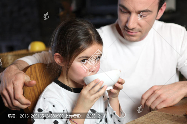爸爸和女兒一起吃早飯