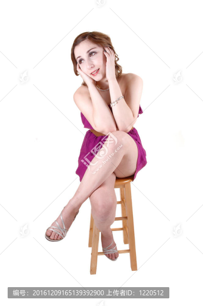 坐在椅子上的女孩。