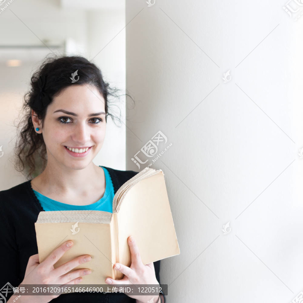 一個年輕女人的畫像與復(fù)制空間看書
