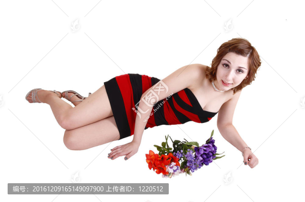 女孩躺在地板上花。