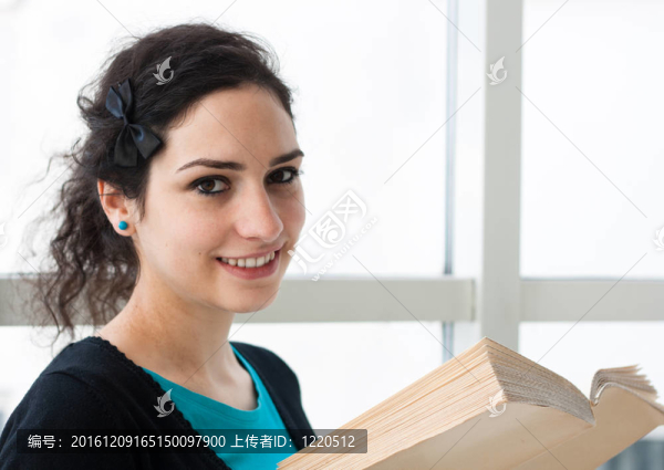 一個年輕婦女在讀一本書的肖像