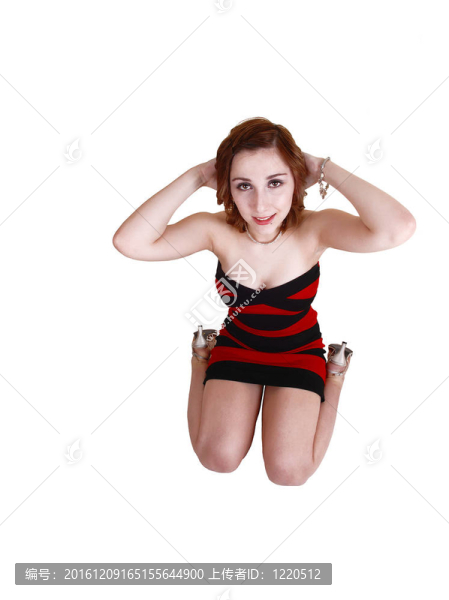跪在地板上的少女。