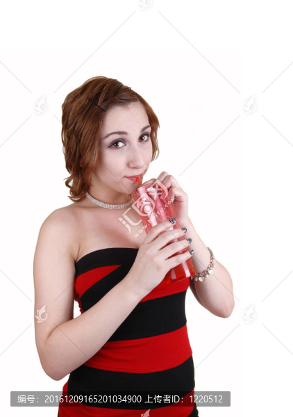 女孩飲用果汁。