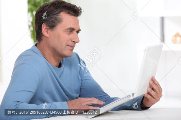 帶筆記本電腦的休閑男人