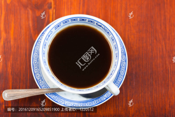 一杯咖啡在木制背景特寫