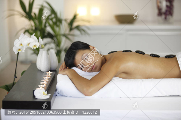 享受熱石按摩的女人