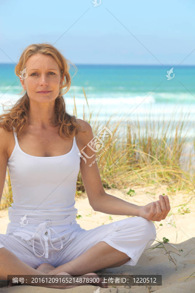 在海灘上做瑜伽的女人
