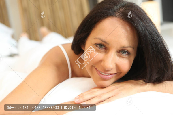 黑發(fā)女人在床上