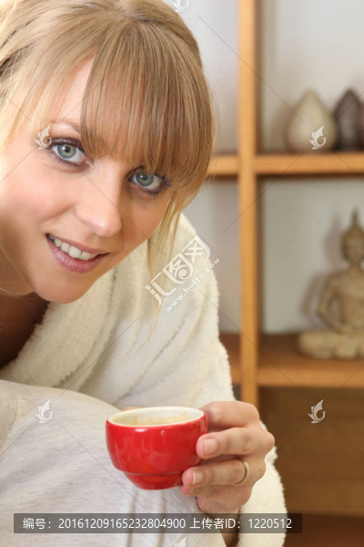 喝熱飲的女人