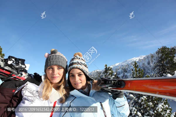 滑雪路上的女朋友