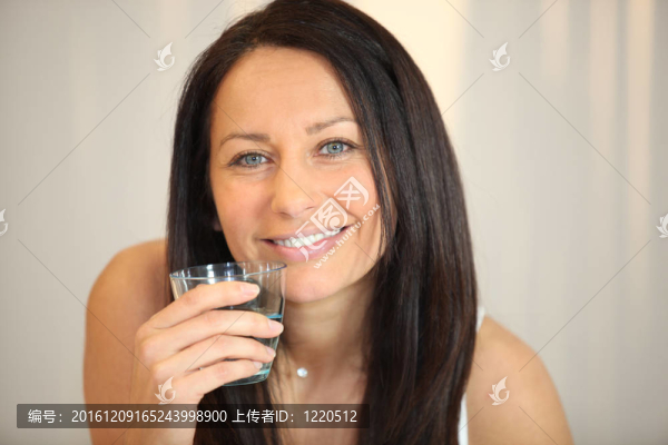 黑發(fā)女人用玻璃水
