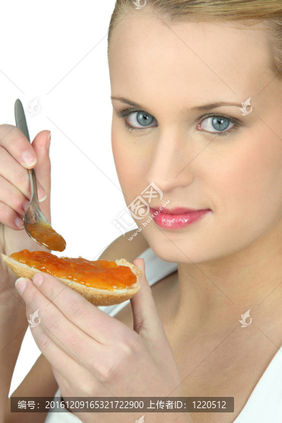 帶果醬的面包片的女人