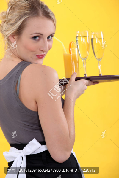 迷人的女服務(wù)員服務(wù)飲料