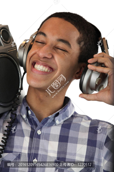 男孩在耳機上聽音樂