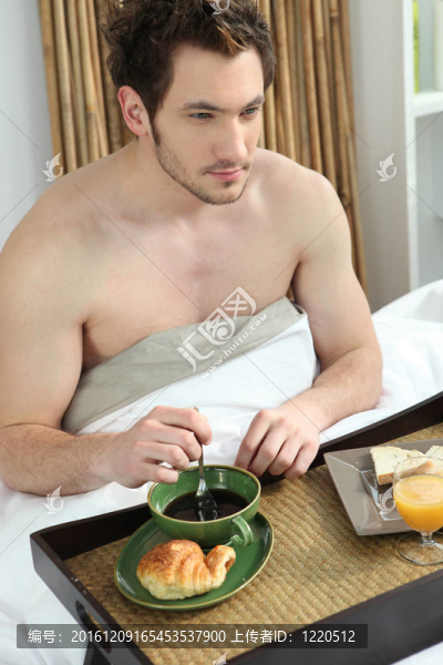 男人在床上吃早餐